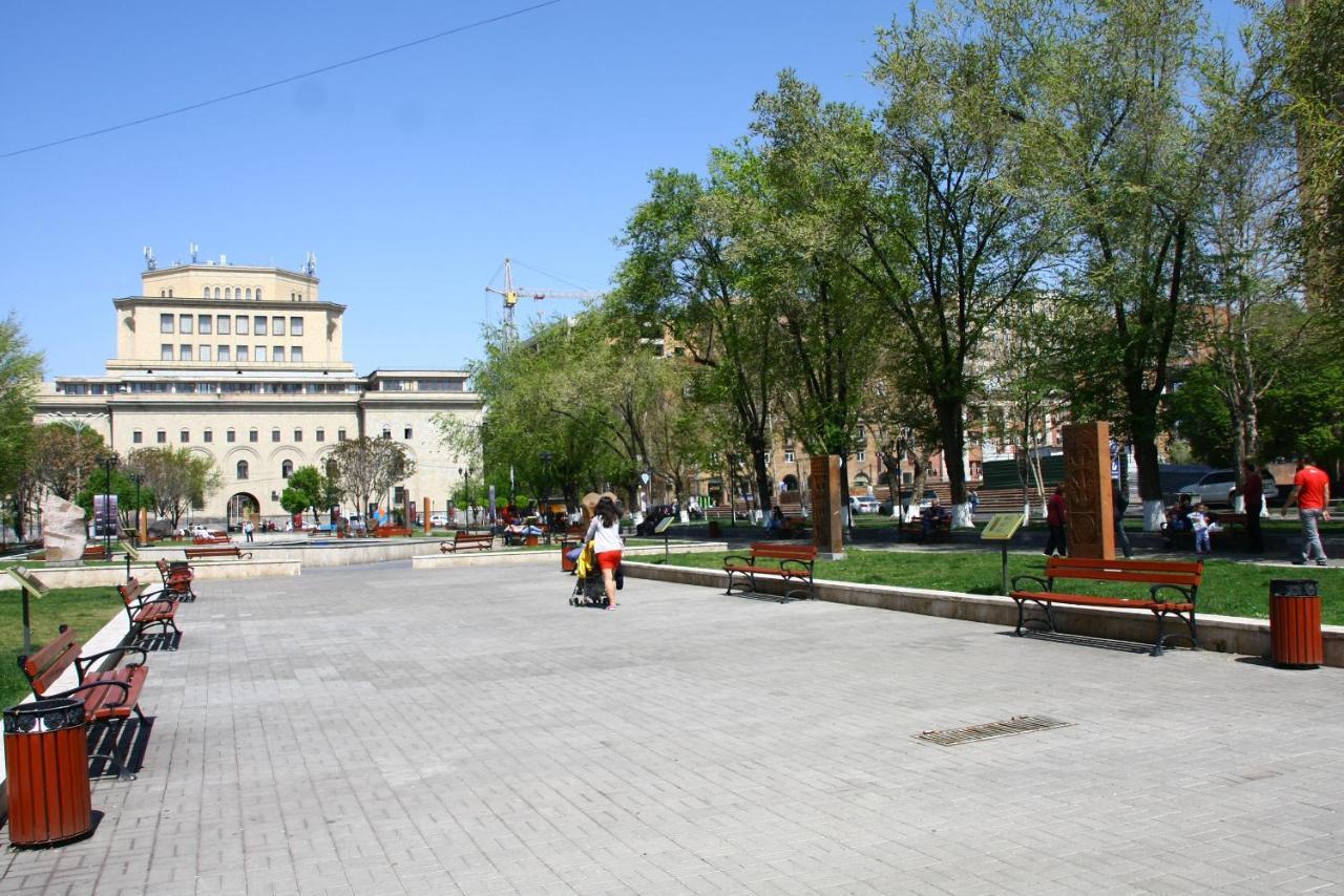 Vernisaj Apt At Republic Square & Ruben Tours Ереван Екстериор снимка